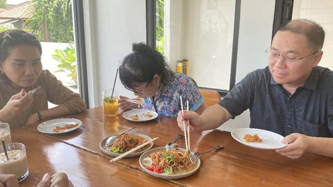 Mencicipi olahan salad ubur-ubur. Foto: Alycia Tracy Nabila/Hi!Pontianak