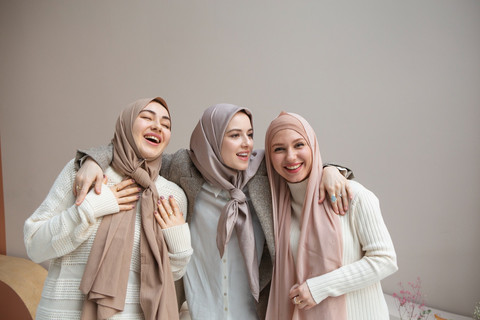 Meskipun tertutup dengan hijab, rambut juga perlu dirawat agar tetap sehat dan indah. Foto: Freepik