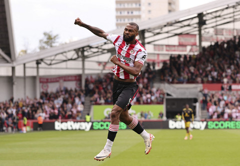 Igor Thiago dari Brentford merayakan gol pertamanya pada pertandingan Liga Inggris antara Brentford vs Manchester United di Stadion Komunitas GTech, London, Inggris, Sabtu (27/9/2025) malam WIB. Foto: David Klein/REUTERS