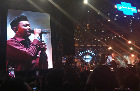 Denny Caknan saat tampil di panggung Jazz Traffic Surabaya, Sabtu (27/9) malam. Foto: Masruroh/Basra