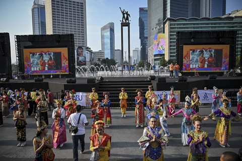 Sejumlah penari tampil dalam acara Jakarta Penuh Warna saat CFD di Bundaran HI, Jakarta, Minggu (28/9/2025). Foto: Jamal Ramadhan/kumparan