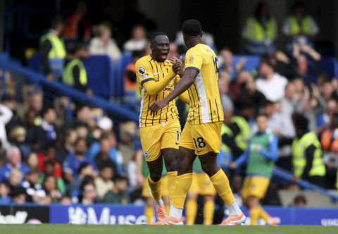 Danny Welbeck dari Brighton & Hove Albion merayakan gol pertamanya bersama Yankuba Minteh pada pertandingan Liga Inggris antara Chelsea vs Brighton & Hove Albion di Stamford Bridge, London, Sabtu (27/9/2025) malam WIB. Foto: John Sibley/REUTERS