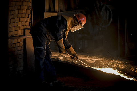 Produksi: Pekerja mengolah forenikel di smelter Rotary Kiln Electric Furnace (RKEF) Harita Nickel, Pulau Obi, Halmahera Selatan, Maluku Utara, Selasa (16/9/2025). Foto: Jamal Ramadhan/kumparan