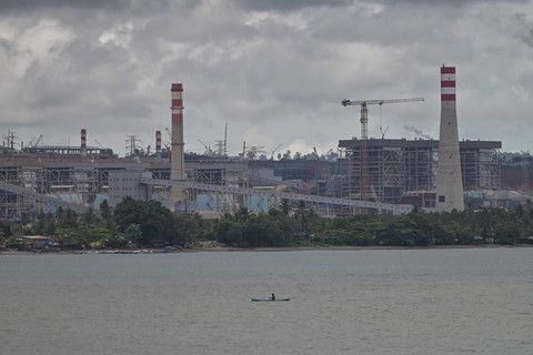 Lokasi: Pemandangan Kawasan Industri Obi (KIO) dilihat dari dermaga bongkar muat di Pulau Obi, Halmahera Selatan, Maluku Utara, Kamis (18/9/2025). Foto: Jamal Ramadhan/kumparan