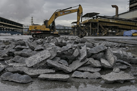 Smelter: Balok forenikel di smelter Rotary Kiln Electric Furnace (RKEF) Harita Nickel di Pulau Obi, Halmahera Selatan, Maluku Utara, Selasa (16/9/2025). Foto: Jamal Ramadhan/kumparan