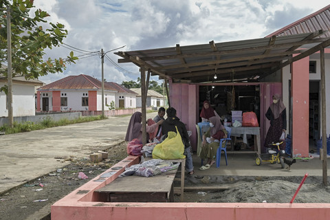 Pemukiman: Sejumlah warga beraktivitas di depan rumah di pemukiman Kawasi Baru, Pulau Obi, Halmahera Selatan, Maluku Utara, Rabu (17/9/2025). Foto: Jamal Ramadhan/kumparan