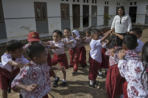 Sekolah: Sejumlah siswa didampingi gurunya bermain di sela waktu belajar di Sekolah Dasar 217 Halmahera Selatan, Pemukiman Kawasi Baru, Pulau Obi, Halmahera Selatan, Maluku Utara, Rabu (17/9/2025). Foto: Jamal Ramadhan/kumparan