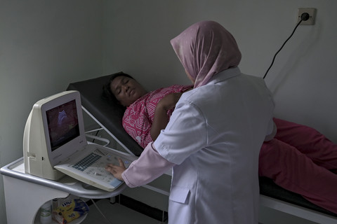 Kesehatan: Warga melakukan pemeriksaan kandungan di Puskesmas yang ada di Pemukiman Kawasi Baru, Pulau Obi, Halmahera Selatan, Maluku Utara, Rabu (17/9/2025). Foto: Jamal Ramadhan/kumparan