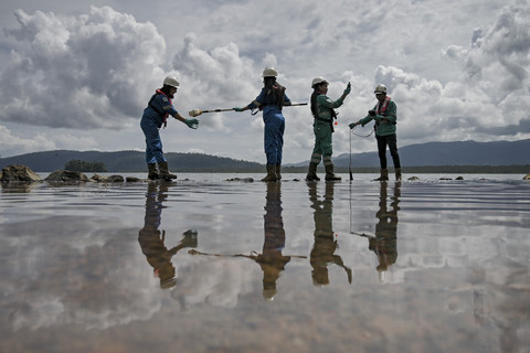 Produksi: Petugas Health Safety and Environment Harita Nickel melakukan pemantauan kualitas air di Danau Karo, Pulau Obi, Halmahera Selatan, Maluku Utara, Kamis (18/9/2025). Foto: Jamal Ramadhan/kumparan