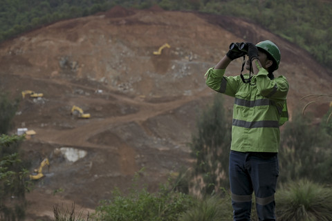 Pemantauan: Petugas Health Safety and Environment Harita Nickel, Susandi, memantau kondisi flora dan fauna di area reklamasi lahan bekas tambang di Pulau Obi, Halmahera Selatan, Maluku Utara, Selasa (16/9/2025). Foto: Jamal Ramadhan/kumparan