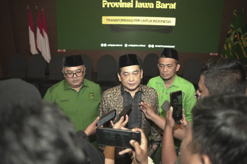 Mantan Menteri Perdagangan Agus Suparmanto (tengah) bersama plt Ketua DPW PPP Jawa Barat Pepep Saepul Hidayat (kiri) dan jajaran memberikan keterangan di Bandung. Foto: HO PPP Jawa Barat/ANTARA