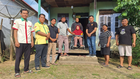 Tim Satu Asai bersama disabilitas penerima kursi roda di Desa Bayur Raya, Kecamatan Pinoh Selatan, Kabupaten Melawi, Kalimantan Barat. Foto: Dok. Istimewa