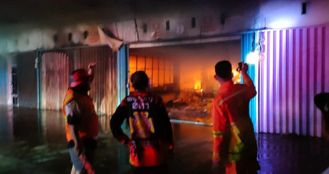 Penampakan ruko yang terbakar di Jalan Jurusan Anjungan, Desa Galang, Kecamatan Sungai Pinyuh Kabupaten Mempawah, Kalbar pada Sabtu malam, 27 September 2025. Foto: Dok. Istimewa