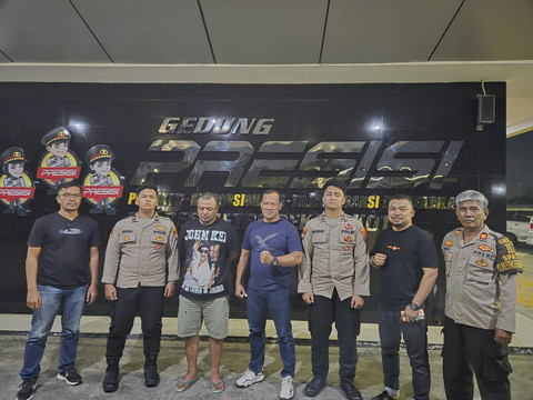 (Tiga dari kiri) Pelaku yang menyabet seorang kurir menggunakan pedang, CK alias Kece, menyerahkan diri ke Polres Metro Bekasi Kota. Foto: Dok. Istimewa