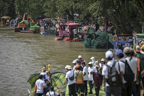 Warga menyaksikan Festival Perahu Cinta Lingkungan (Cilung) 2025 yang digelar di Inspeksi Ciliwung, Pancoran, Jakarta Selatan, Minggu (28/9/2025). Foto: Jamal Ramadhan/kumparan