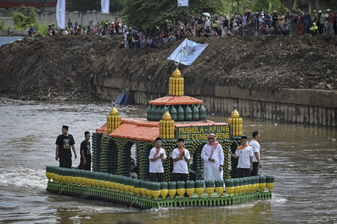 Perahu yang terbuat dari sampah plastik mengikuti Festival Perahu Cinta Lingkungan (Cilung) 2025 yang digelar di Inspeksi Ciliwung, Pancoran, Jakarta Selatan, Minggu (28/9/2025). Foto: Jamal Ramadhan/kumparan
