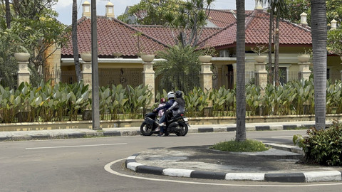 Rumah mewah di Duren Sawit, Jakarta Timur yang pelihara sejumlah burung merak dan jadi tontonan warga pada Minggu (28/9/2025). Foto: Abid Raihan/kumparan