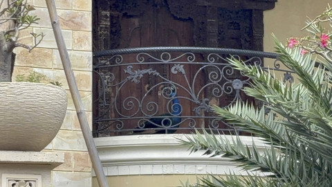 Rumah mewah di Duren Sawit, Jakarta Timur yang pelihara sejumlah burung merak dan jadi tontonan warga pada Minggu (28/9/2025). Foto: Abid Raihan/kumparan