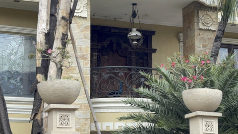 Rumah mewah di Duren Sawit, Jakarta Timur yang pelihara sejumlah burung merak dan jadi tontonan warga pada Minggu (28/9/2025). Foto: Abid Raihan/kumparan