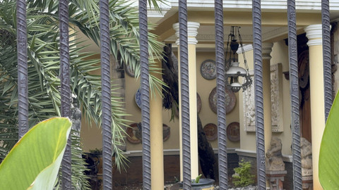 Rumah mewah di Duren Sawit, Jakarta Timur yang pelihara sejumlah burung merak dan jadi tontonan warga pada Minggu (28/9/2025). Foto: Abid Raihan/kumparan