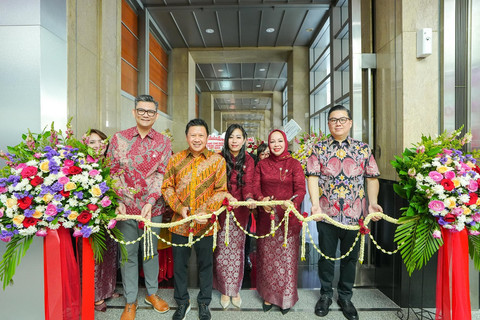 Chief of Network & Digital Banking CIMB Niaga Budiman Tanjung (ketiga kiri) bersama Direktur Business Banking CIMB Niaga Rusly Johannes (kanan), Chief Audit Executive CIMB Niaga Antonius Gunadi (kedua kiri), Head of Region Jakarta A & Kalimantan CIMB Niaga Evita Barliana (kedua kanan), dan Branch Area Head Jakarta A Area 1 CIMB Niaga Litania Prilli (ketiga kanan) pada peresmian Digital Branch Graha CIMB Niaga, di Jakarta, Jumat (26/9/2025).