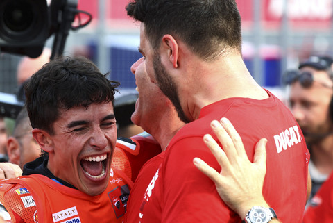 Marc Marquez dari Tim Ducati Lenovo merayakan kemenangannya setelah menjadi Juara Dunia MotoGP 2025 di Mobility Resort Motegi, Motegi, Jepang, Minggu (28/9/2025). Foto: Kim Kyung-Hoon/REUTERS