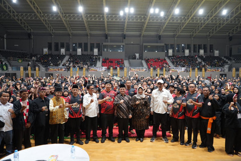 Gubernur Ria Norsan berfoto bersama dengan seluruh atlet pencak silat. Foto: Dok. Adpim Pemprov Kalbar
