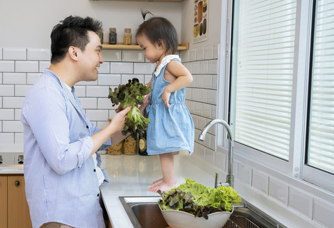 Ilustrasi balita geli saat pegang sayur. Foto: Kikujiarm/Shutterstock