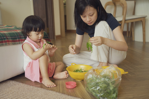 Ilustrasi balita geli saat pegang sayur. Foto: TimeImage Production/Shutterstock