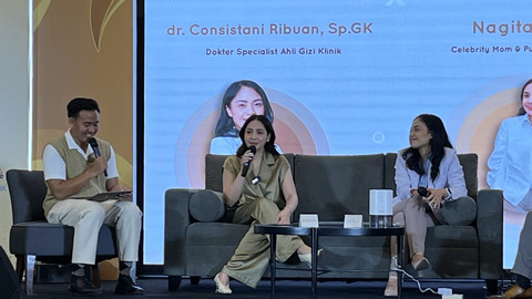 Public Figure dan Mom's Influencer, Nagita Slavina, Dokter Spesialis Gizi, dr. Consistania Ribuan, Sp.GK, AIFO-K dalam acara RAVELLE FIVE5TIVAL yang digelar di Citywalk Gajah Mada, Glodok, Jakarta, Minggu (28/9/2025). Foto: Gitario Vista Inasis/kumparan