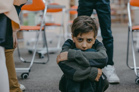 Seorang anak yang mengurung diri. Sumber: Pexels