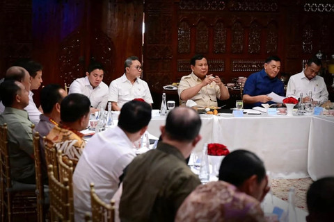 Presiden Prabowo Subianto memimpin rapat terkait program Makan Bergizi Gratis (MBG) di Jalan Kertanegara IV, Jakarta Selatan, Minggu (28/9/2025). Foto: Instagram/ @sekretariat.kabinet