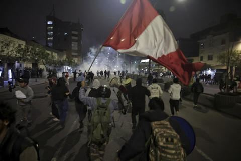 Para pengunjuk rasa berpartisipasi dalam demonstrasi di Lima, Peru, Sabtu (27/9/2025). Foto: Sebastian Castaneda/REUTERS
