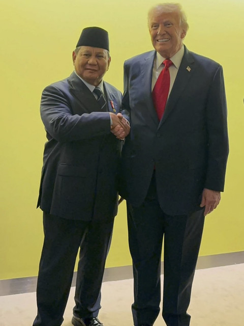 Presiden RI Prabowo Subianto bersalaman dengan Presiden AS Donald Trump di New York. Foto: Instagram/ @prabowo