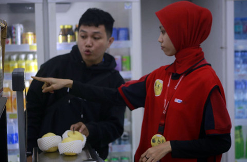 Nanda Faradhila Takasenserang, pekerja dengan disabilitas, saat berinteraksi dengan pelanggan di gerai Alfamidi Kleak Manado. Nanda, seorang Tuli yang sudah bekerja sejak tahun 2024 dan kini telah menduduki posisi MD. (foto: febry kodongan/manadobacirita)
