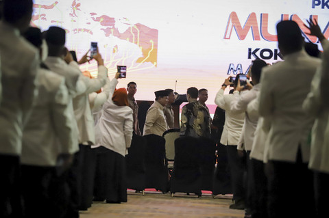 Presiden RI Prabowo Subianto disambut Presiden Partai Keadilan Sejahtera, Al Muzzammil Yusuf saat tiba pada penutupan Munas VI Partai Keadilan Sejahtera di Jakarta, Senin (29/9/2025). Foto: Jamal Ramadhan/kumparan