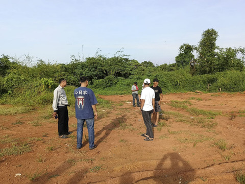 Petugas kepolisian mengecek lokasi penemuan kerangka manusia di Tangerang. Foto: Dok. Istimewa
