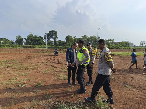 Petugas kepolisian mengecek lokasi penemuan kerangka manusia di Tangerang. Foto: Dok. Istimewa