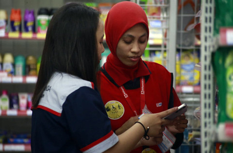 Nanda Faradhila Takasenserang saat bekerja di gerai Alfamidi Kleak Manado. (foto: febry kodongan/manadobacirita)
