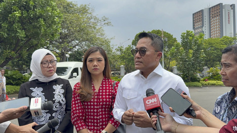 Deputi Bidang Protokol, Pers dan Media Sekretariat Presiden Yusuf Permana bersama Pemred CNN Indonesia Titin Rosmasari dalam pengembalian ID Istana jurnalis CNN Indonesia, Diana Valencia. Foto: Zamachsyari/kumparan