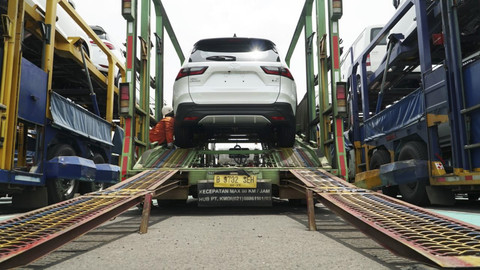 Aktivitas ekspor mobil Toyota Indonesia melalui Pelabuhan Patimban. Foto: Dok. TMMIN 