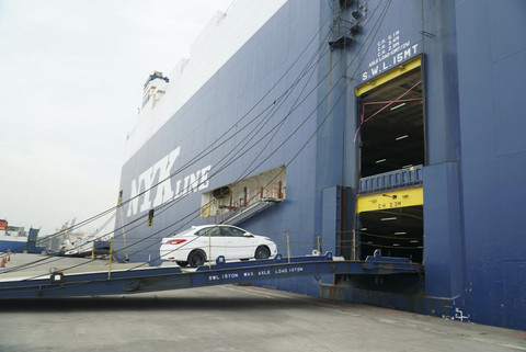 Aktivitas ekspor mobil Toyota Indonesia melalui Pelabuhan Patimban, Subang, Jabar. Foto: Dok. TMMIN 
