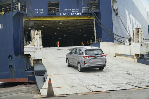 Aktivitas ekspor mobil Toyota Indonesia melalui Pelabuhan Patimban. Foto: Dok. TMMIN 