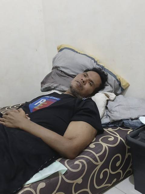 Fahmi Bo saat dijenguk di kos kecil di kawasan Kebon Jeruk, Jakarta Barat, Senin (29/9/2025). Foto: Vincentius Mario/kumparan