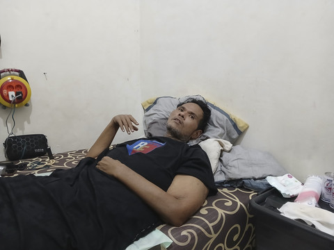 Fahmi Bo saat dijenguk di kos kecil di kawasan Kebon Jeruk, Jakarta Barat, Senin (29/9/2025). Foto: Vincentius Mario/kumparan