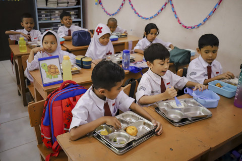 Sejumlah siswa menyantap makanan dari program Makan Bergizi Gratis (MBG) di SDN Pejaten Barat 1 Pagi, Jakarta Selatan, Senin (29/9/2025). Foto: Jamal Ramadhan/kumparan