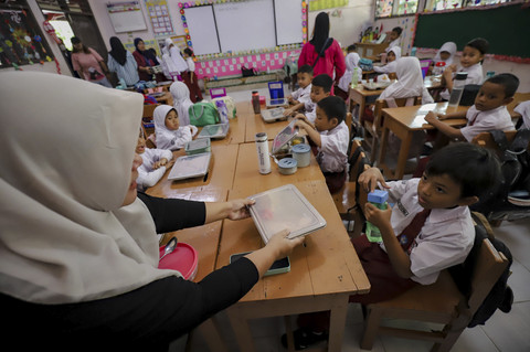 Orang tua murid yang tergabung dalam komite orang tua murid ikut serta dalam pendistribusian Makan Bergizi Gratis (MBG) di SDN Pejaten Barat 1 Pagi, Jakarta Selatan, Senin (29/9/2025). Foto: Jamal Ramadhan/kumparan