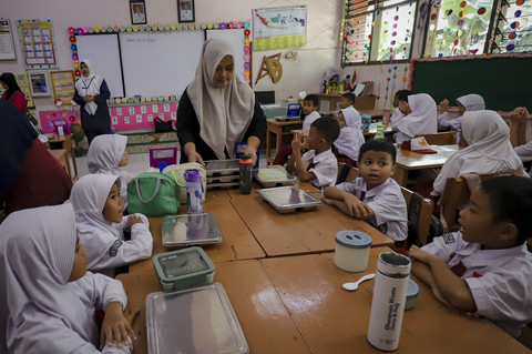 Orang tua murid yang tergabung dalam komite orang tua murid ikut serta dalam pendistribusian Makan Bergizi Gratis (MBG) di SDN Pejaten Barat 1 Pagi, Jakarta Selatan, Senin (29/9/2025).  Foto: Jamal Ramadhan/kumparan