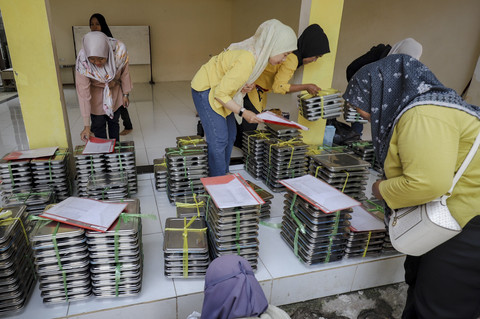 Orang tua murid yang tergabung dalam komite orang tua murid ikut serta dalam pendistribusian Makan Bergizi Gratis (MBG) di SDN Pejaten Barat 1 Pagi, Jakarta Selatan, Senin (29/9/2025). Foto: Jamal Ramadhan/kumparan
