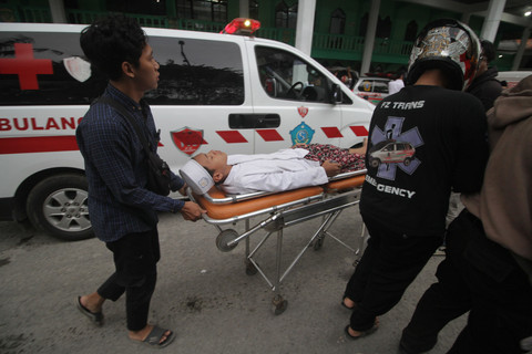 Warga membawa santri yang menjadi korban bangunan musala yang ambruk di Pondok Pesantren (Ponpes) Al Khoziny di Kecamatan Buduran, Sidoarjo, Jawa Timur, Senin (29/9/2025). Foto: Umarul Faruq/ANTARA FOTO